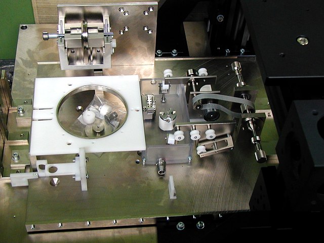 Machine pour la micro-électroérosion de matières non conductrice pour la recherche universitaire