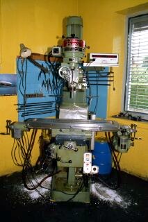 Knee-type milling machine