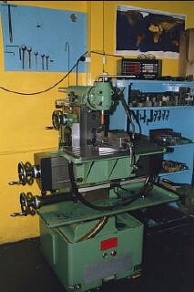 Knee-type milling machine