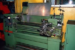 Parallel lathe in the workshop